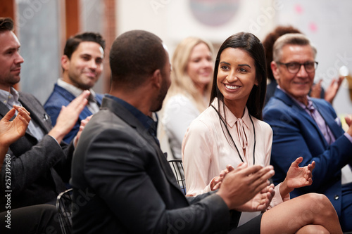 Foto Group Of Businessmen And Businesswomen Applauding Presentation At Conference