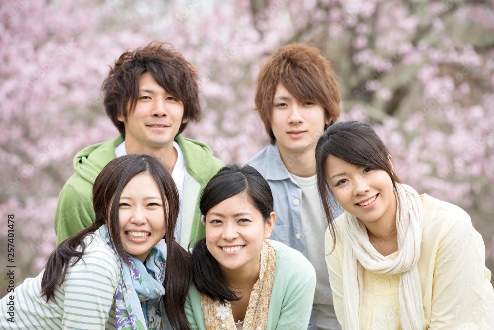 桜の前で微笑む若者たち 桜の前で微笑む若者たち
