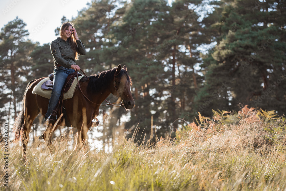 Cowgirl streicht sich die Haare aus dem Gesicht