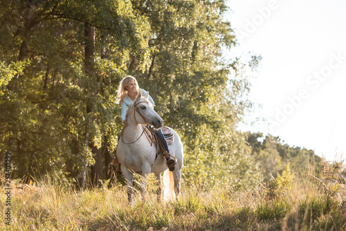 Portrait Frau schaut mit dem Pferd in die gleiche Richtung © Talitha
