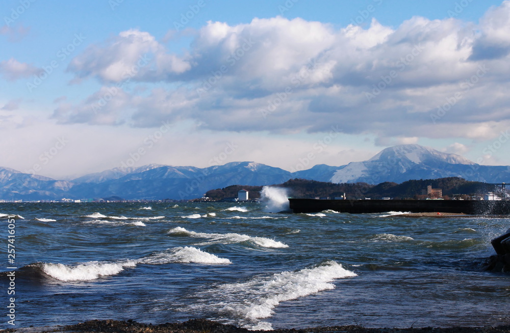 荒波の琵琶湖から見える雪化粧した伊吹山と自然風景