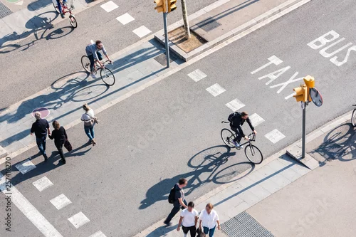 Obraz Ludzie przechodzący przez ulicę Kolarstwo i piesze Znak drogowy Inteligentne miasto Miejski styl życia na zewnątrz