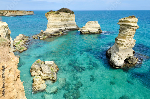 Vacanze al mare, Salento in Puglia. I Faraglioni di Torre Sant'Andrea