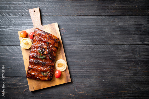 Fototapet grilled barbecue ribs pork