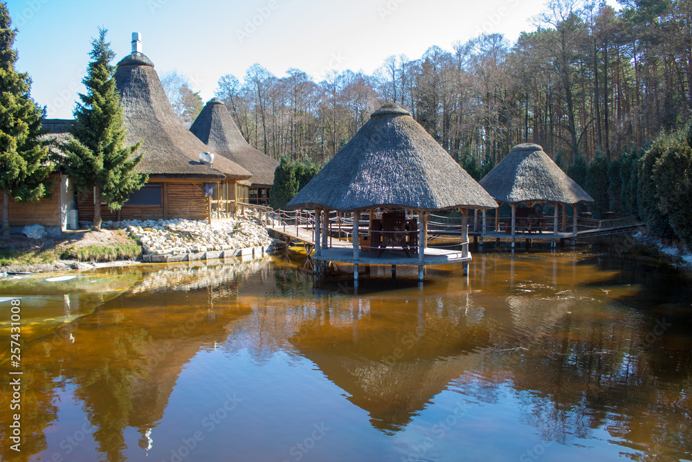 Obraz premium A beautiful place on the lake in a pine forest, a recreation center and slave fishing on the lake, a recreational place in Poland, Europe