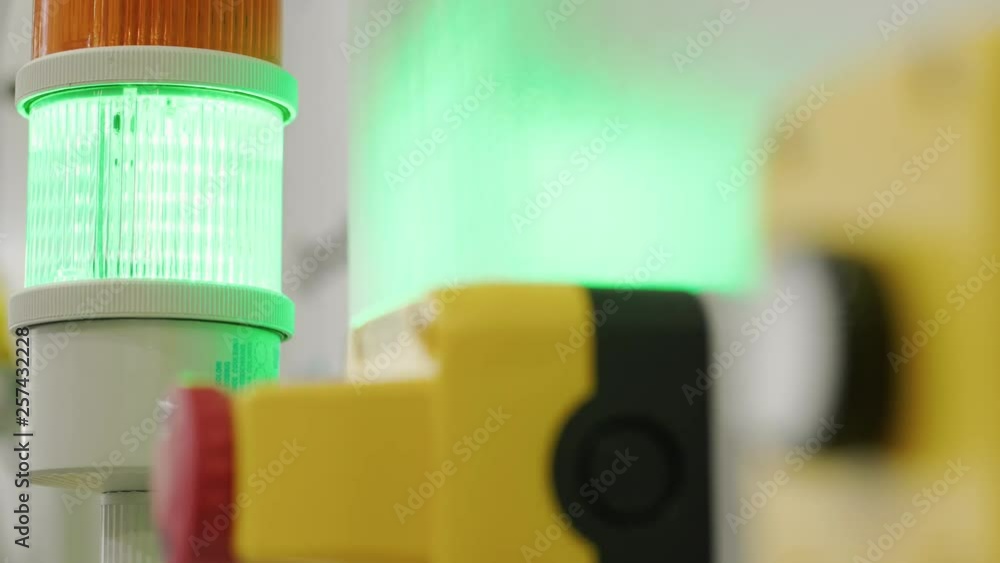 Finger starting green warning light alarm for machine working on