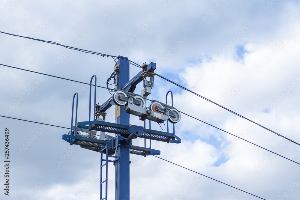 Mechanism with wheels and wires on posts. Mechanism with wheels and wires on posts.