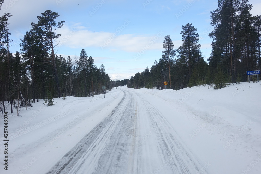 Obraz premium Finland; the road in wintertime in Lapland