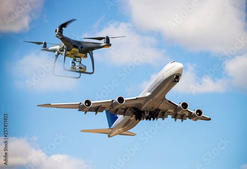 Gefahr durch Drohnen im Flugverkehr photo