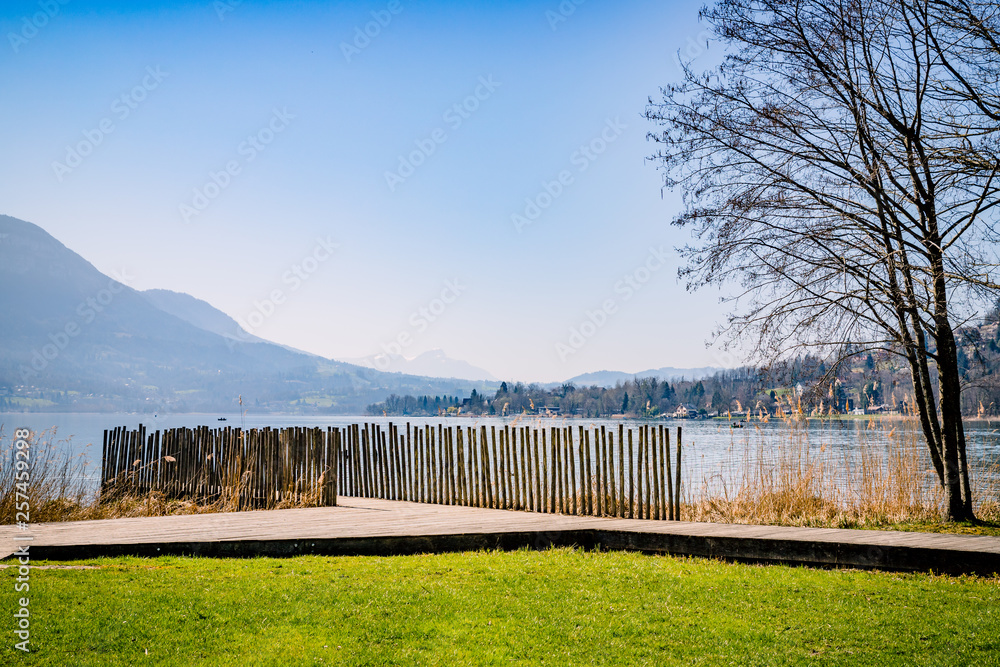 Au bord du lac d'Aiguebelette Au bord du lac d'Aiguebelette