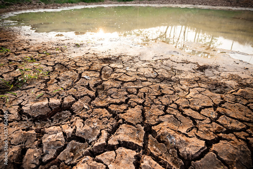 Krakingowa ziemia w stawie w sezonie letnim, susza w Tajlandia, zmiana klimatu