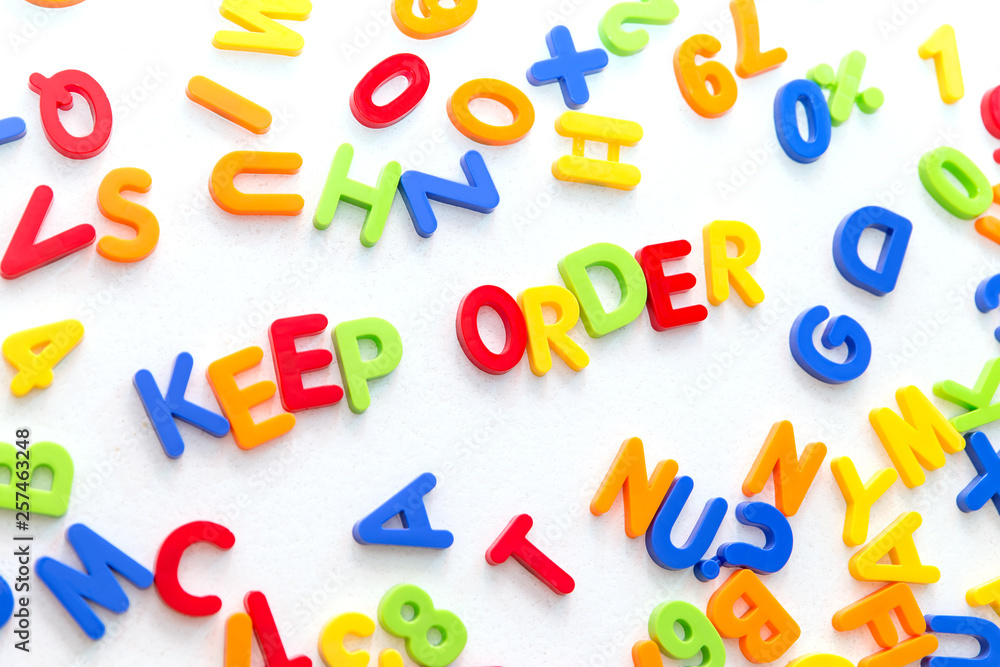 Fototapeta premium englischer Text Keep order, umgeben von vielen bunten Buchstaben