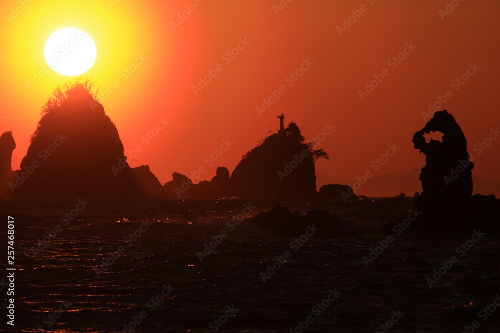 Fototapeta premium 西伊豆 大田子海岸の夕日(春分の頃)