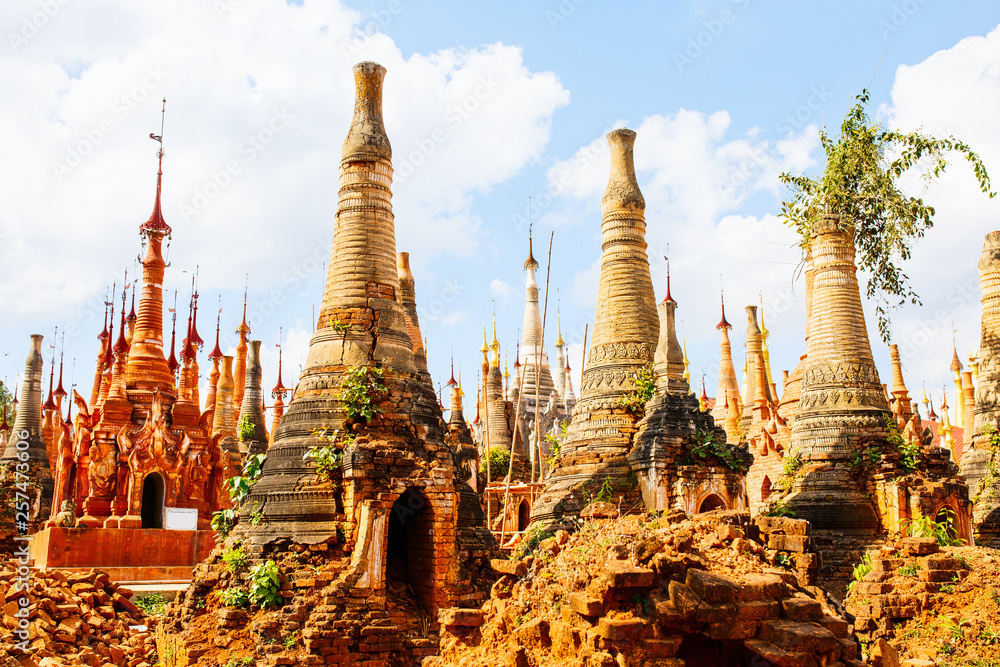 Fototapeta premium Shwe Indein pagoda stupas in Myanmar
