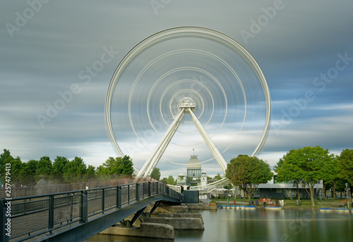 Foto A long time exposure of the Montreal big wheel and the Ïle Bonsecours in the Old