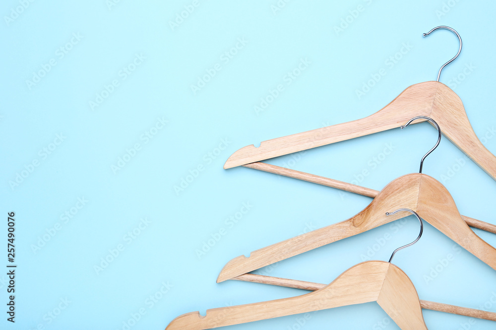 Obraz premium Wooden hangers on blue background
