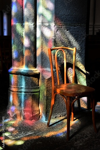 lumière de vitrail dans une église photo