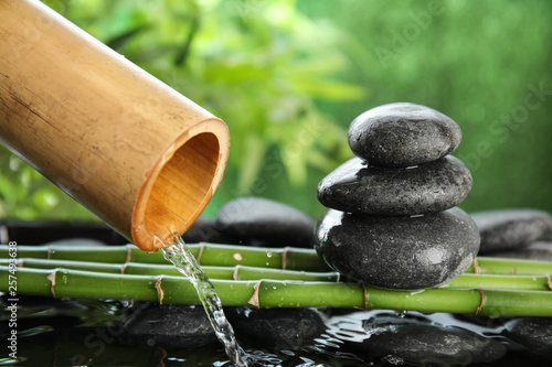 Canvas Print Traditional bamboo fountain with zen stones