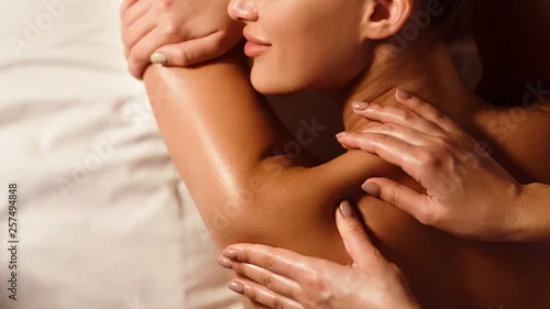 Obraz Kobieta korzystających masaż ramion w salonie spa