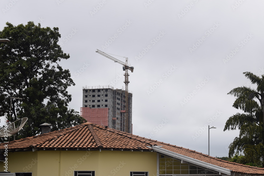 Grua em construção de prédio de concreto	