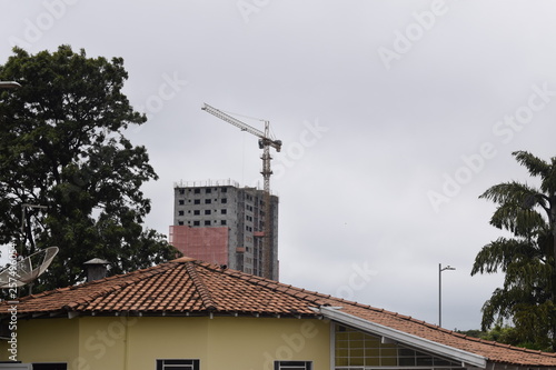 Grua em construção de prédio de concreto 