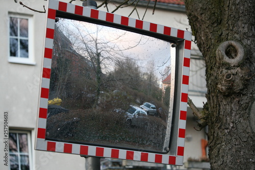 Verkehrsspiegel zur besseren Einsicht photo