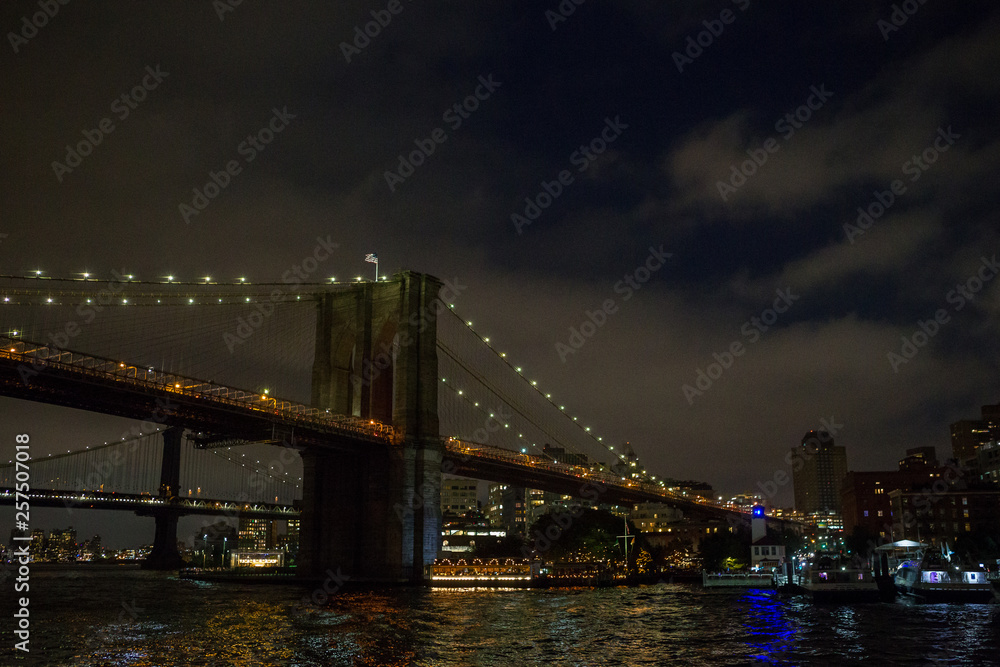 Fototapeta premium Brooklyn Bridge i Manhattan at night