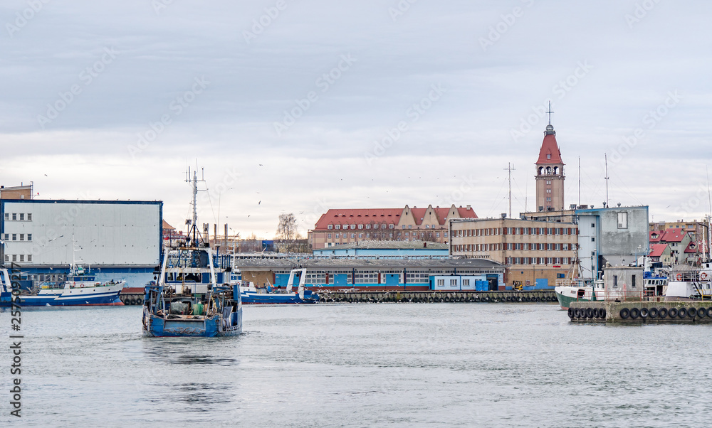 Obraz premium Fishing boat entering port Wladyslawowo in Poland
