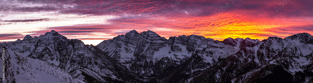 © Cavan Images - Scenic panorama of Maroon Bells at moody dusk, Aspen, Colorado, USA © Cavan Images - Scenic panorama of Maroon Bells at moody dusk, Aspen, Colorado, USA