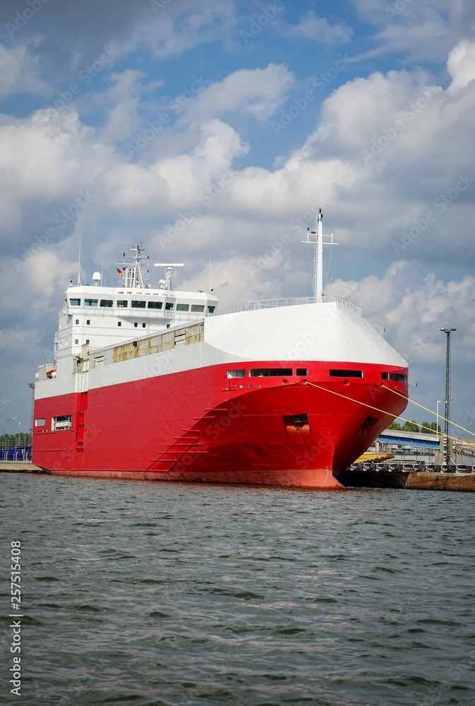 Fototapeta premium Riesiges Containerschiff liegt im Hafen