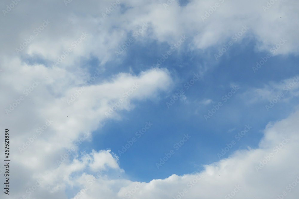 Obraz premium Beautiful fluffy clouds in blue sky, natural cloudscape