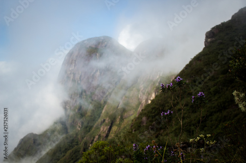 Complexo de montanhas e núvens