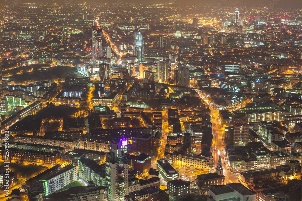 Naklejka premium Elevated view of a city after dark