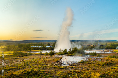 Krajobraz z Geysir, jedną z największych atrakcji Islandii