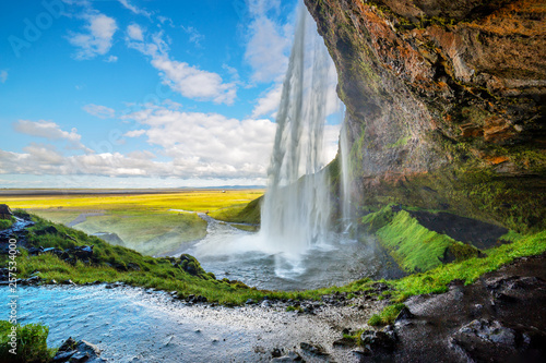 Widok na Seljalandsfoss, jeden z najbardziej oszałamiających wodospadów na Islandii