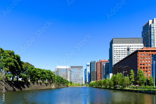 (東京都ｰ都市風景)青空と丸の内オフィスビル群２