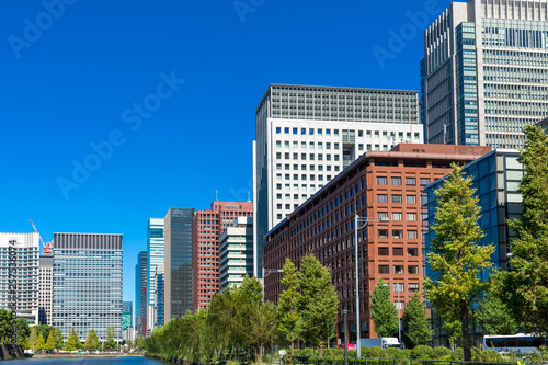(東京都ｰ都市風景)青空と丸の内オフィスビル群３