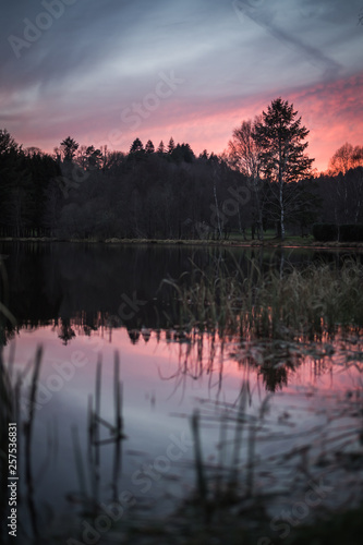 Coucher de soleil au bord de l eau