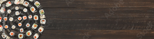 Foto Japanese food delivery. Sushi maki set, top view