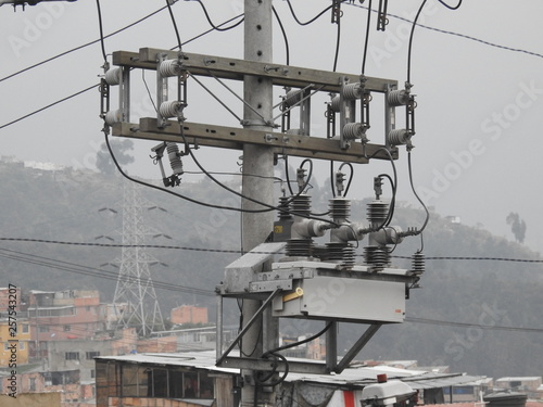 corriente en los postes