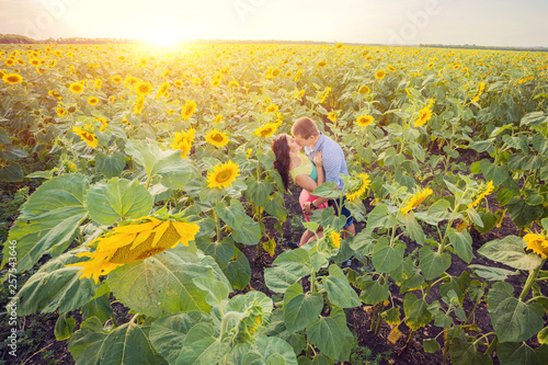 Foto girl and man in a field of sunflowers