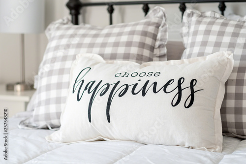 Carta da parati Bedroom decor - choose happiness pillow on iron bed