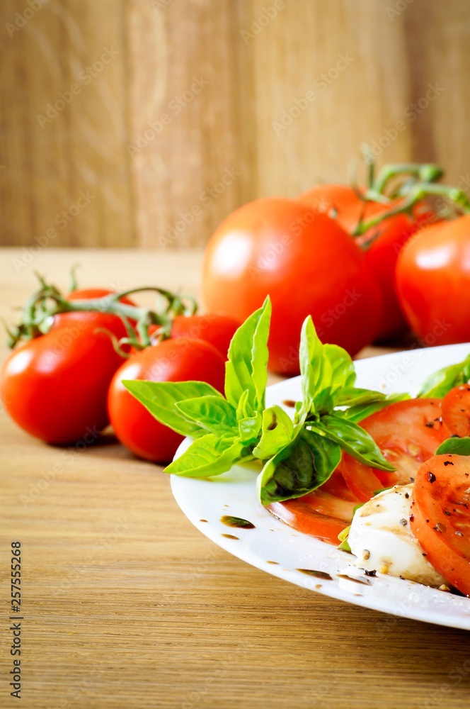 Frische Tomaten mit Basilikum und Mozarella Frische Tomaten mit Basilikum und Mozarella