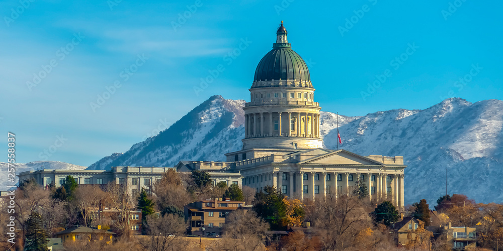 Utah State Capital Building viewed on a sunny day - obrazy, fototapety, plakaty 