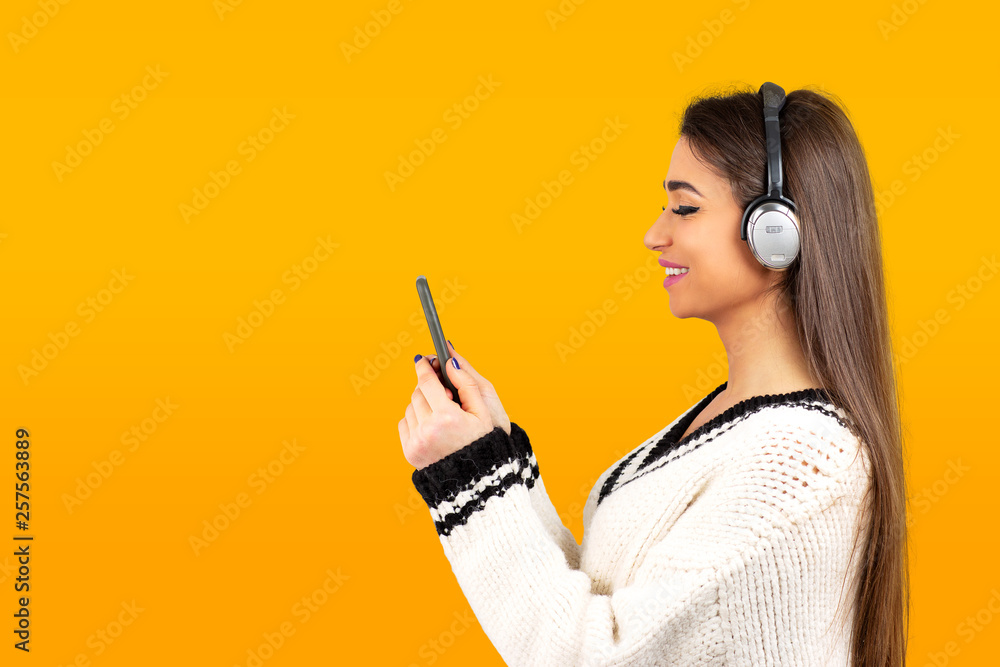 Obraz premium woman listening to music with headphones on cellphone