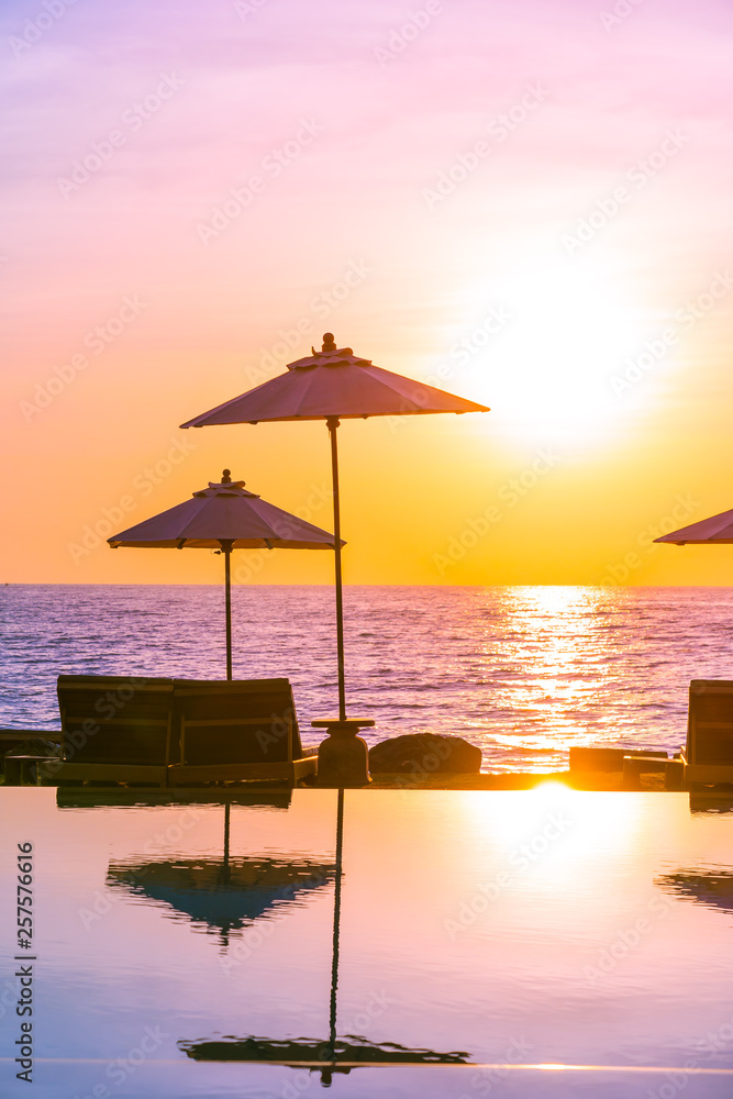 Φωτογραφία Umbrella and chair around swimming pool in resort hotel for leisure travel and v