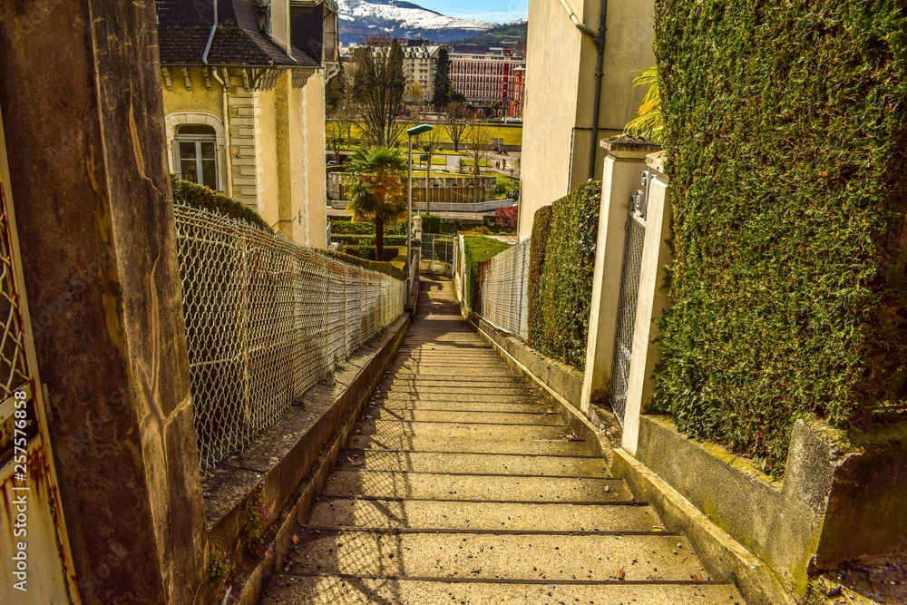una empinada escalera publica 