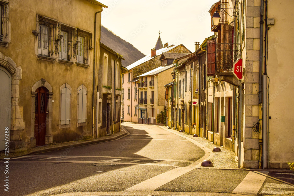 pintoresca calle de un pueblo en la provensa