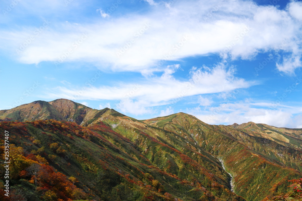 朝日連峰の秋 大朝日岳への道 紅葉 古寺山稜線からの眺望 朝日連峰の秋 大朝日岳への道 紅葉 古寺山稜線からの眺望