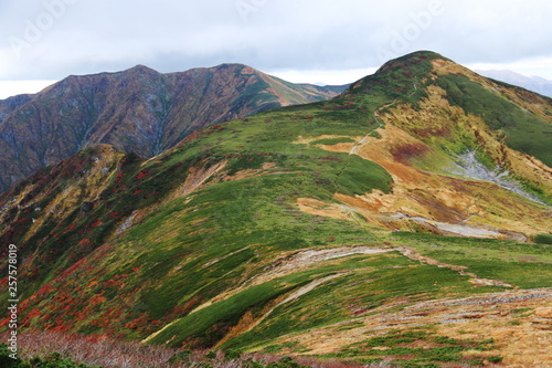 秋の朝日連峰　大朝日岳山頂への道　西朝日岳への分岐で西朝日岳の雄姿を見る © DONDON2018